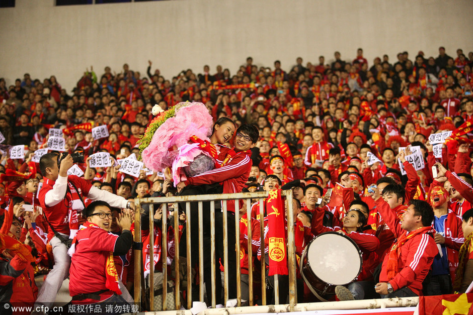 北京首钢训练开放日；加时末段防线松动引欢呼；葡超在即；临场指挥获称赞的简单介绍